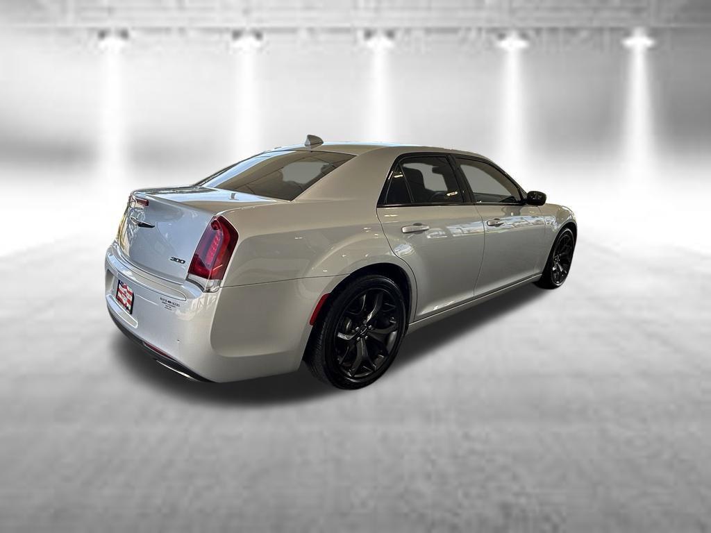 Chrysler 300 2021