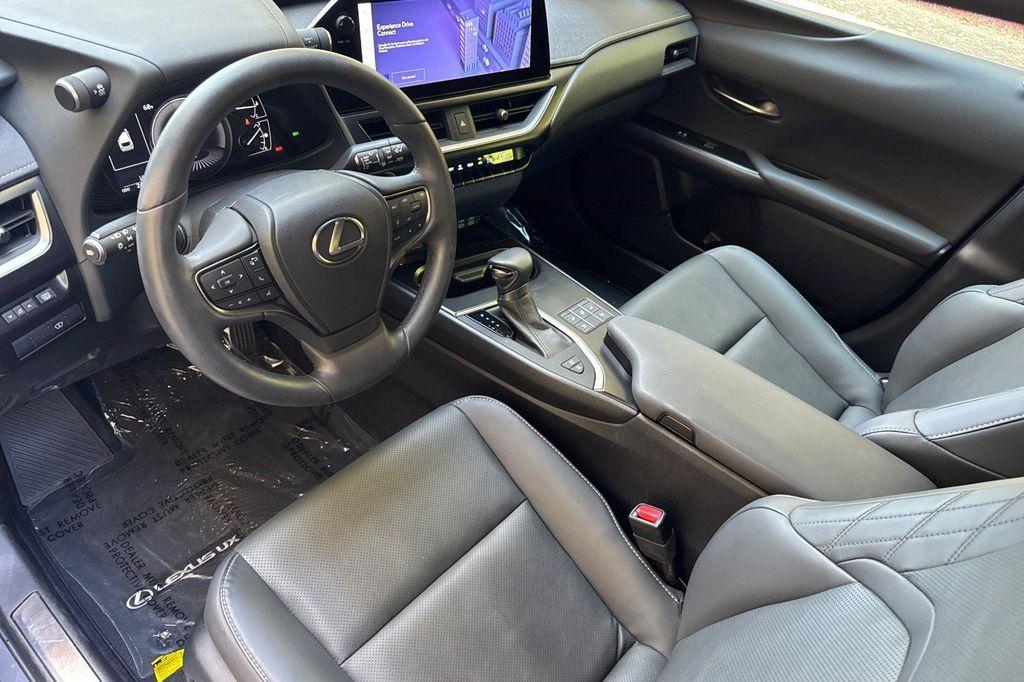 Lexus UX 2024