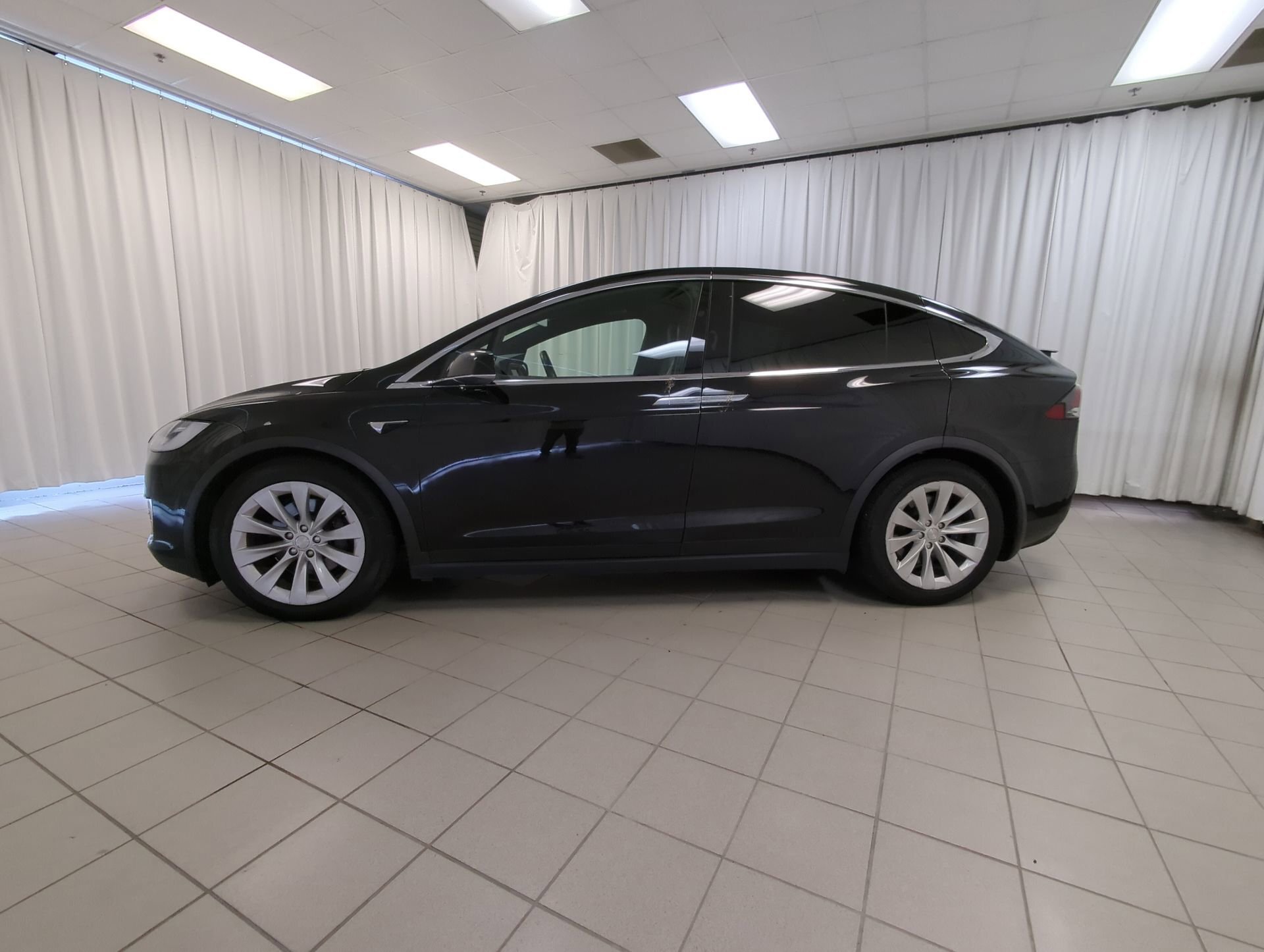 Tesla Model X 2021