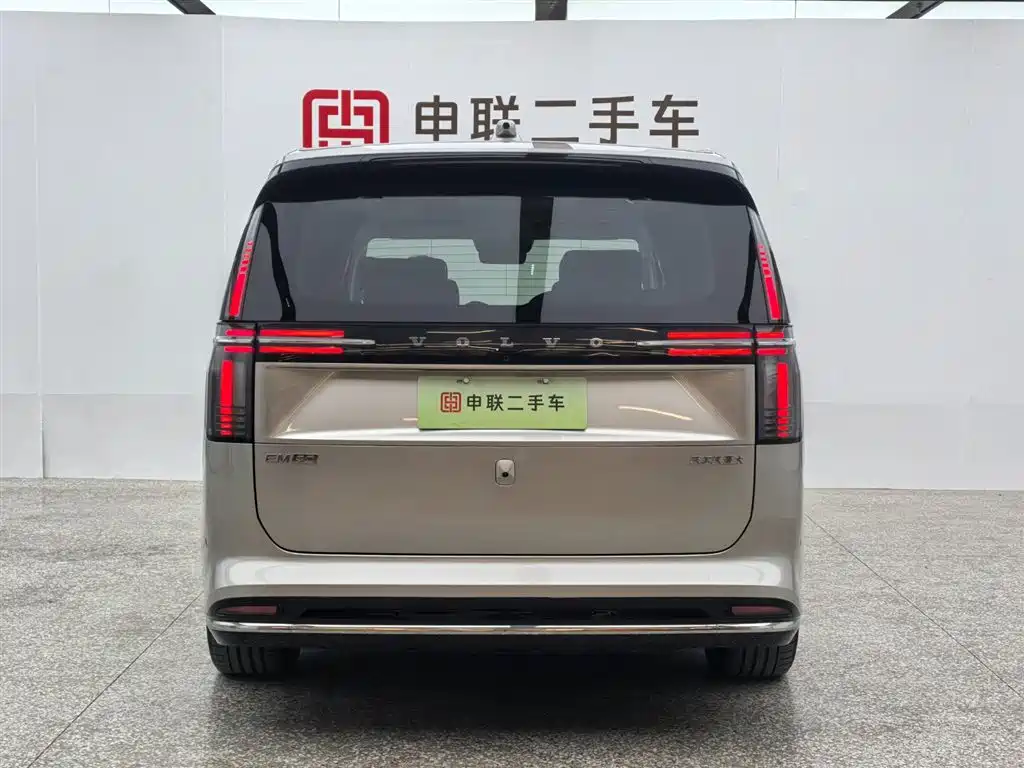 Volvo EM90 2024