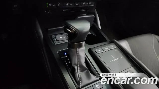 Lexus ES 2020