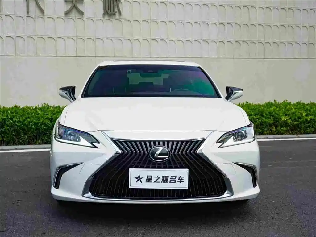Lexus ES 2021