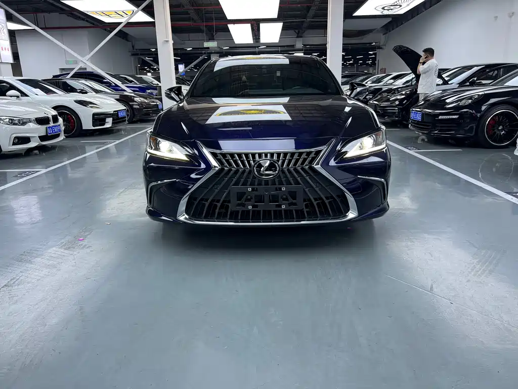 Lexus ES 2024