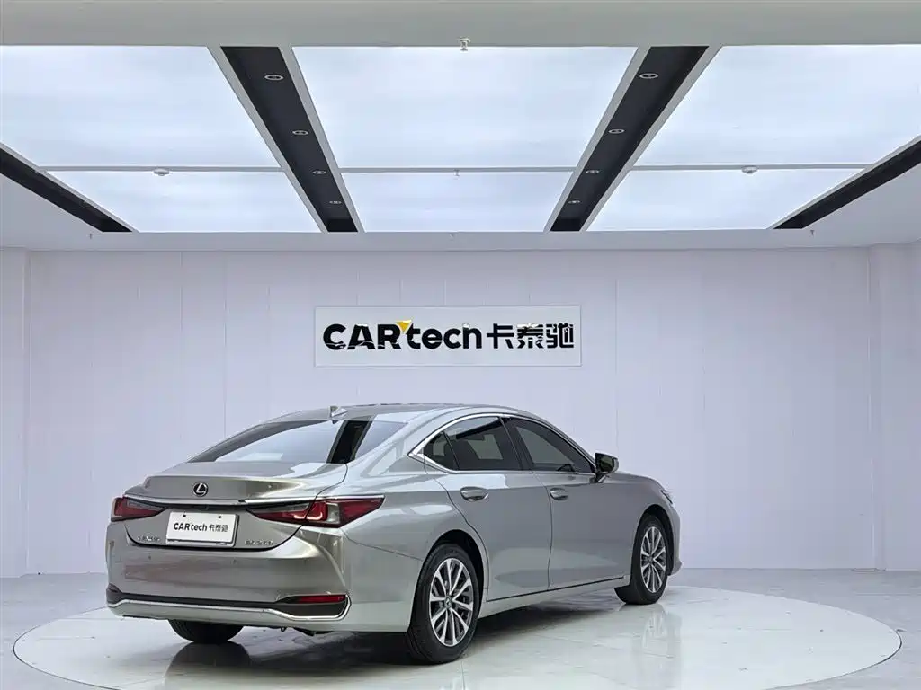 Lexus ES 2022