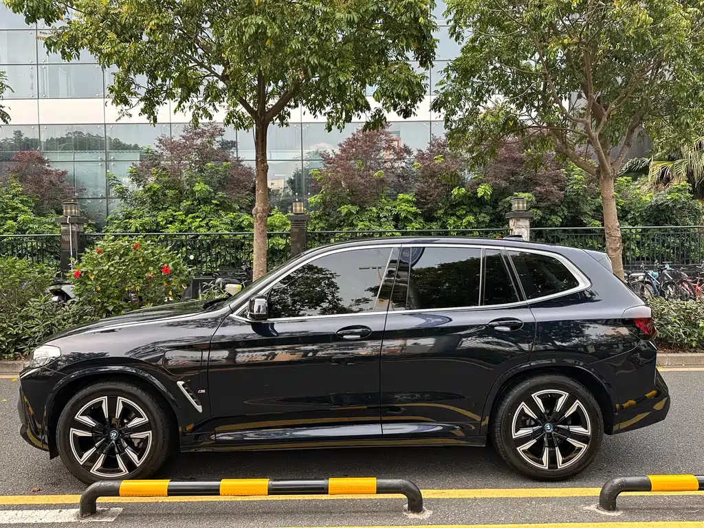 BMW iX3 2023
