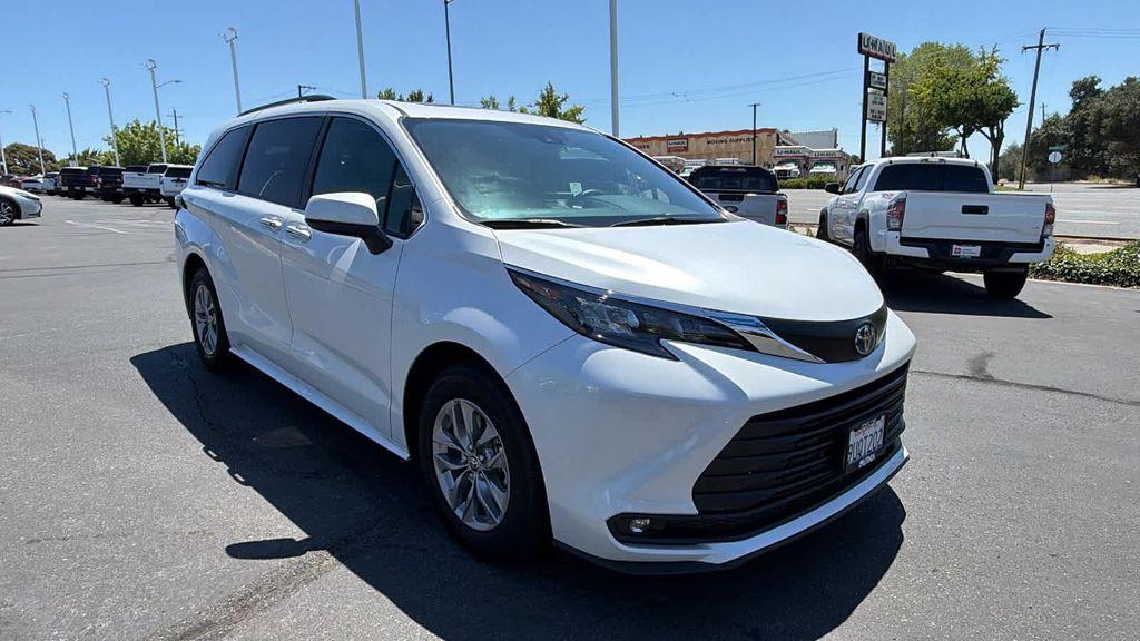Toyota Sienna 2025