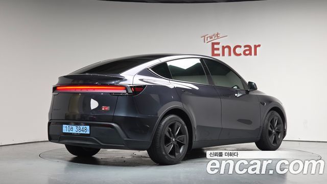 Tesla Model Y 2025