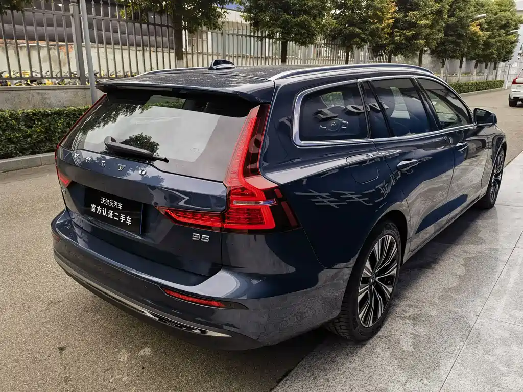Volvo V60 2024