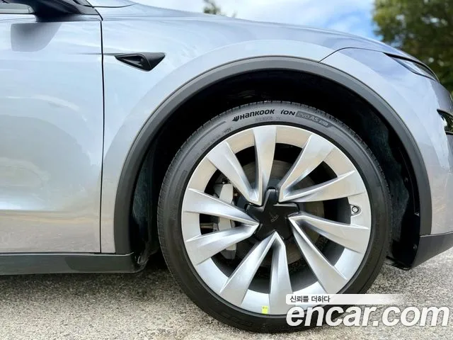 Tesla Model Y 2025