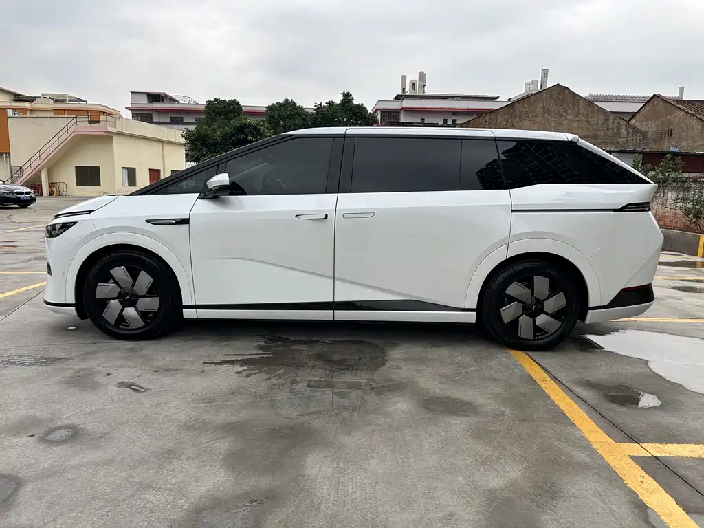 Xpeng X9 2024