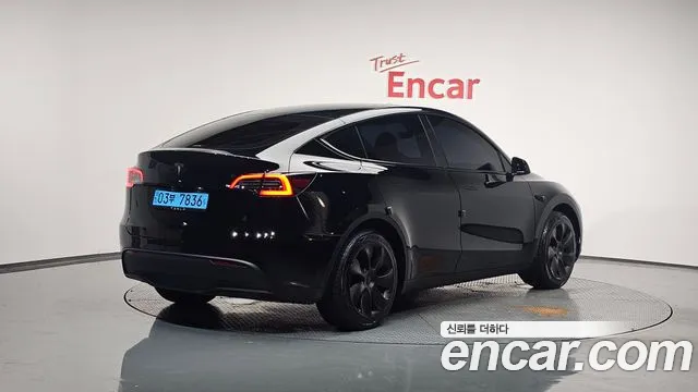 Tesla Model Y 2024