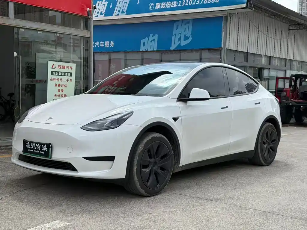 Tesla Model Y 2024