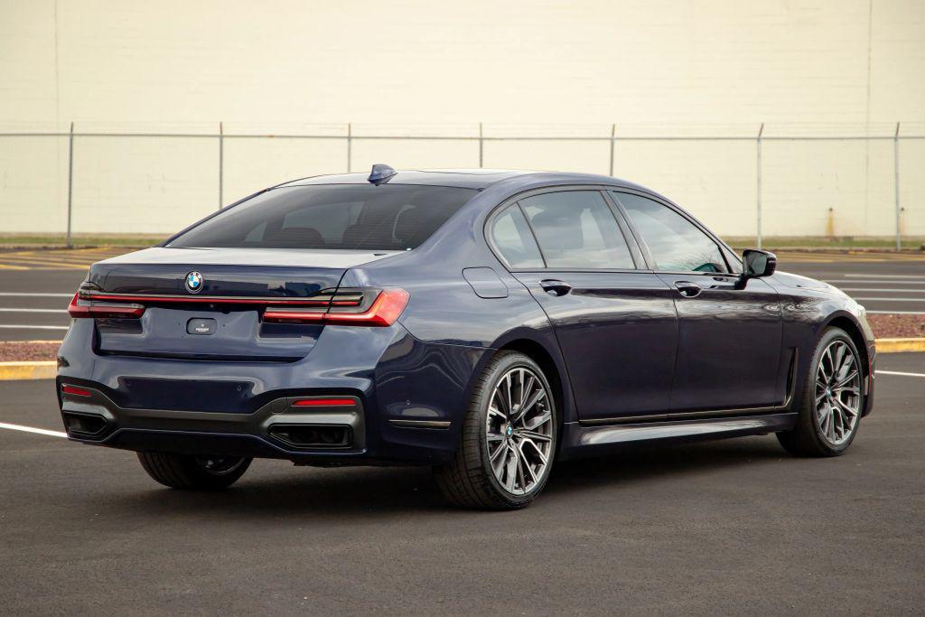 BMW 750 2022