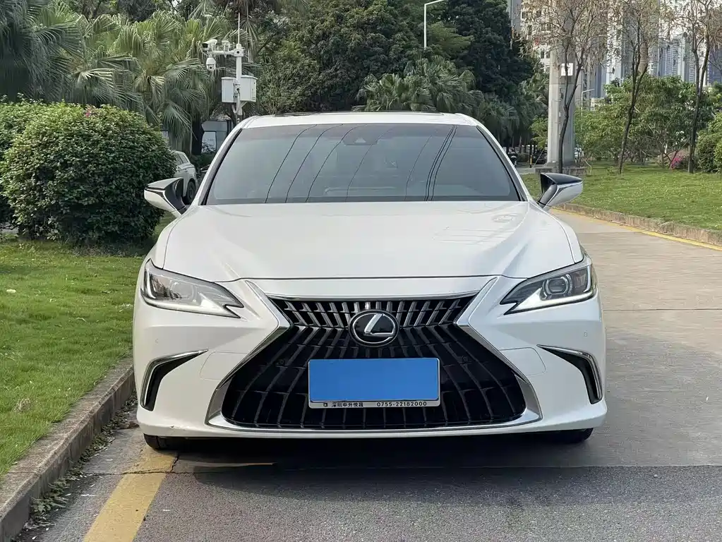 Lexus ES 2022