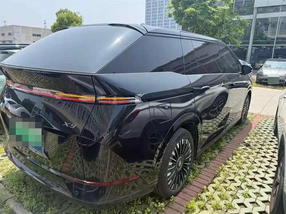 Xpeng X9 2025