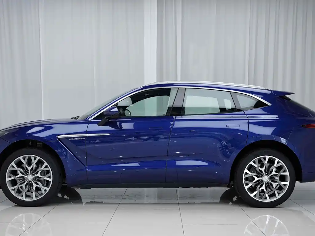 Aston Martin DBX 2023