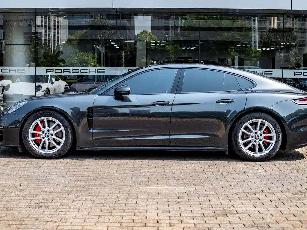 Porsche Panamera 2021