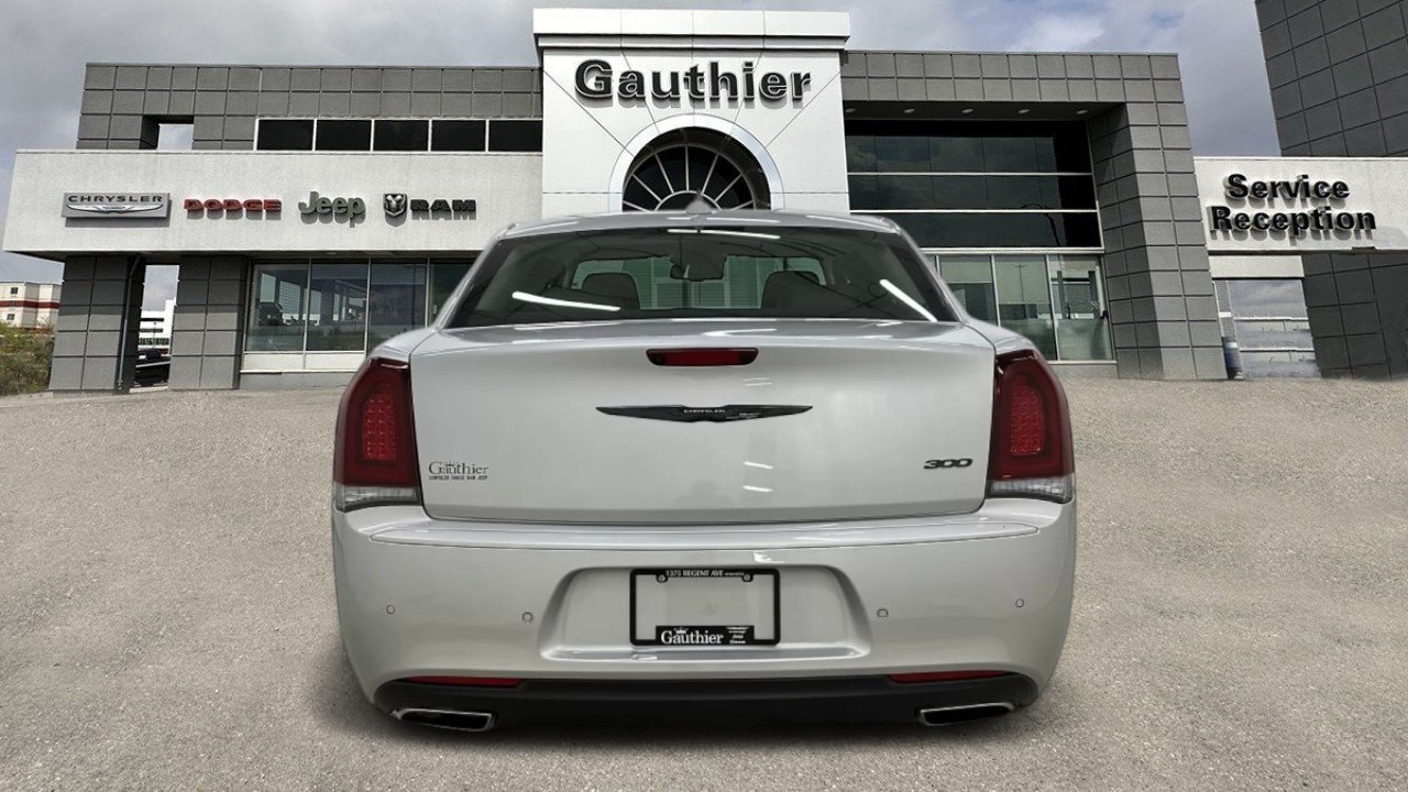 Chrysler 300 2022
