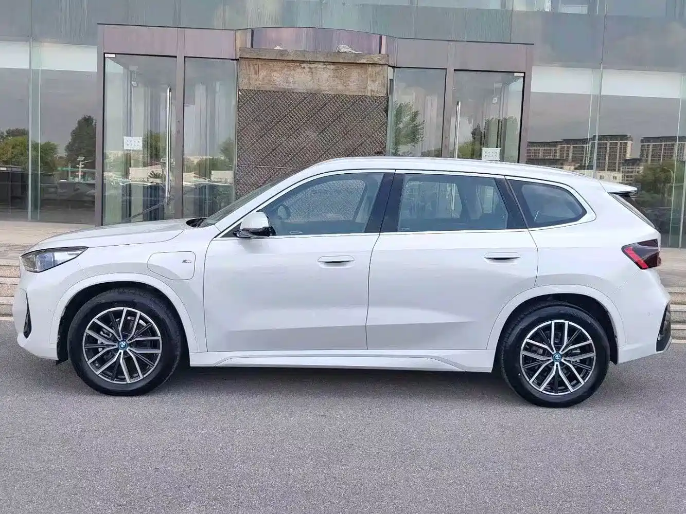 BMW iX1 2025