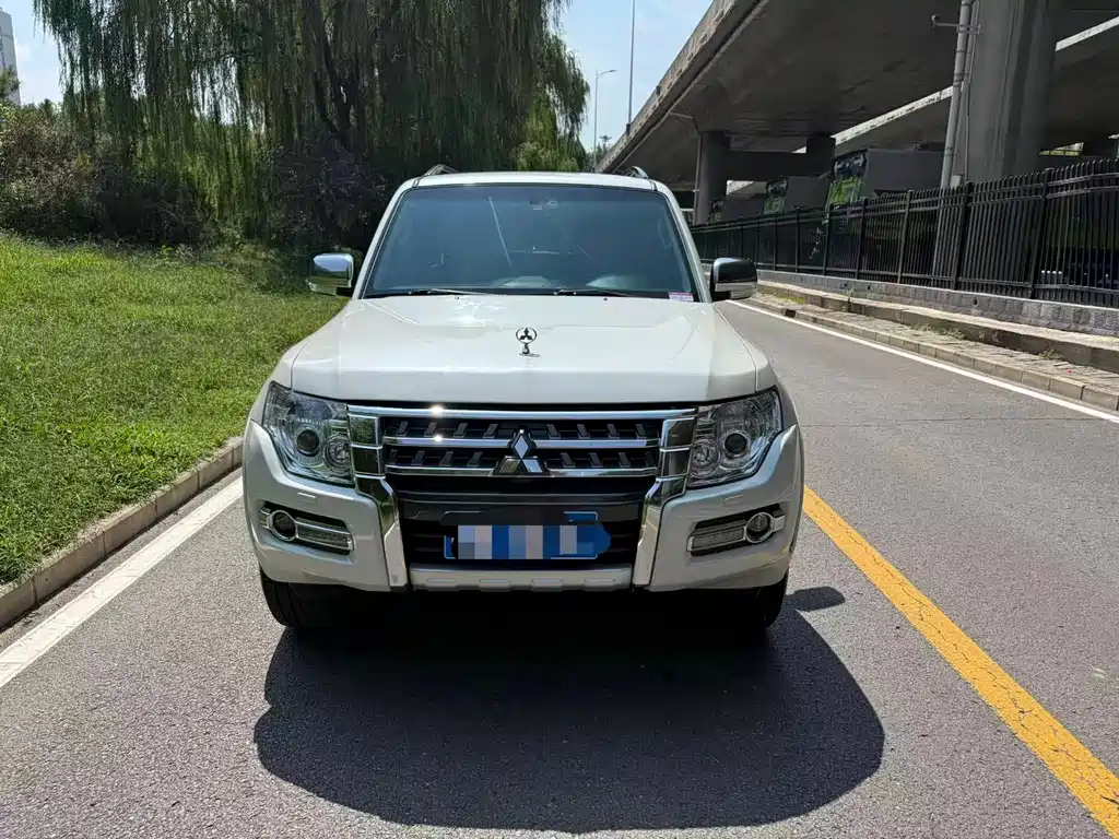 Mitsubishi Pajero 2020