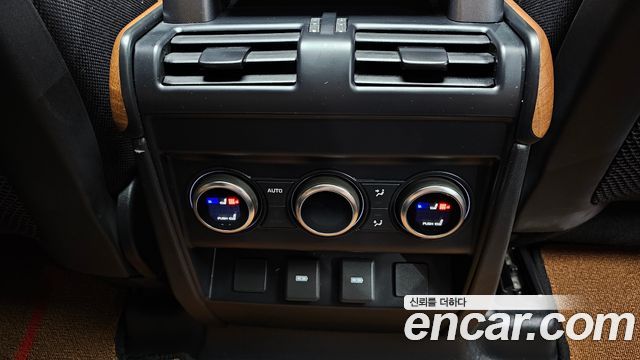Land Rover Defender 2023