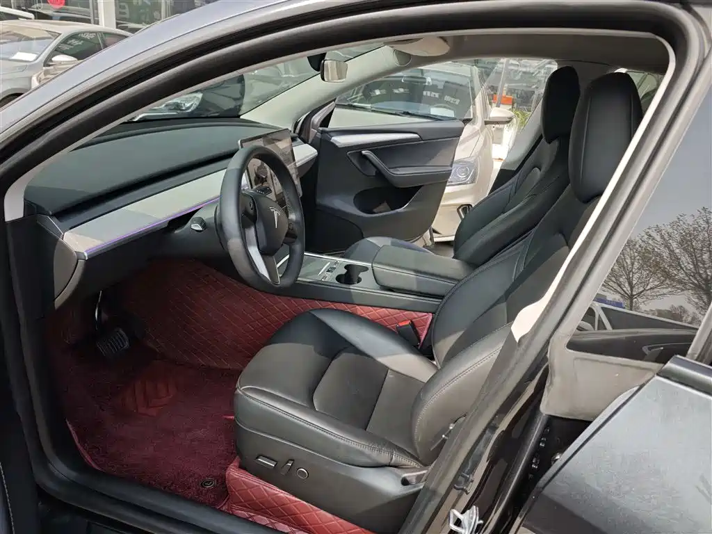 Tesla Model Y 2024