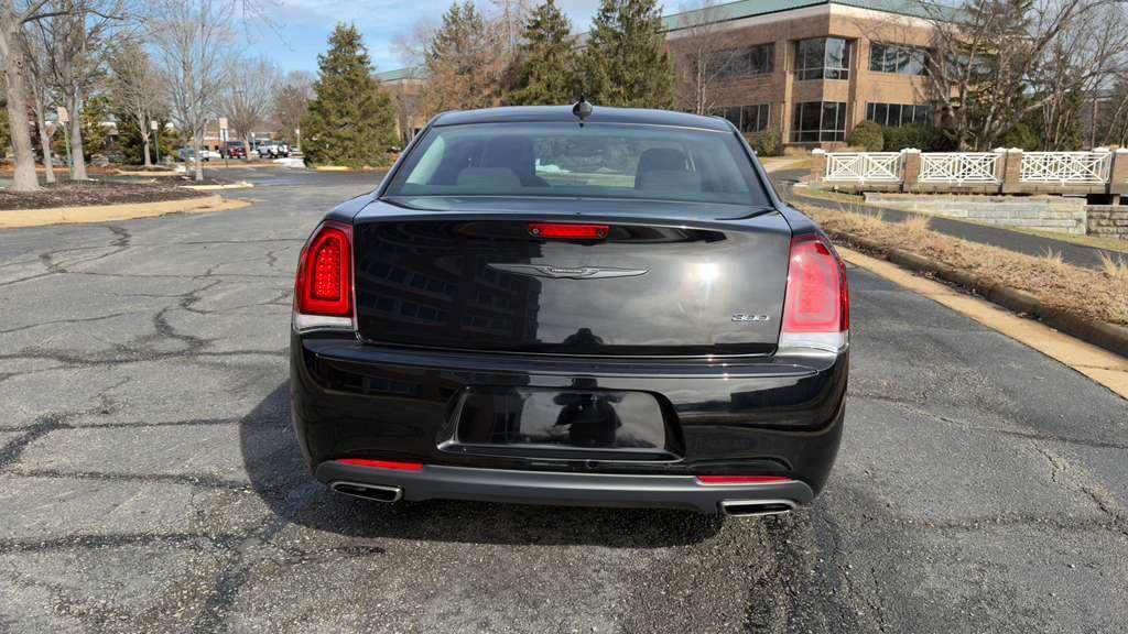 Chrysler 300 2021