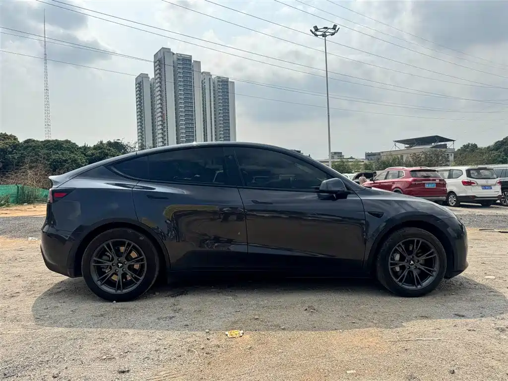 Tesla Model Y 2024