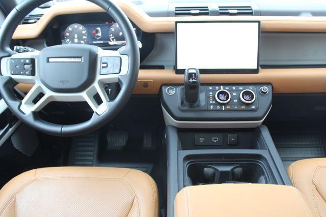 Land Rover Defender 2024