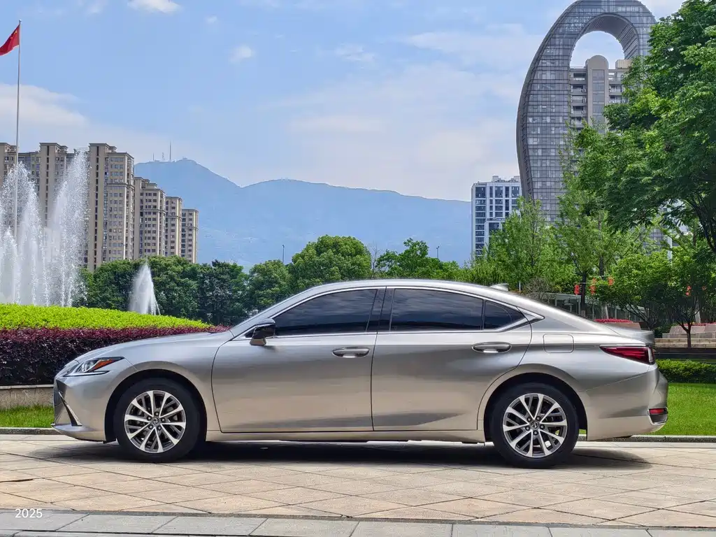 Lexus ES 2021