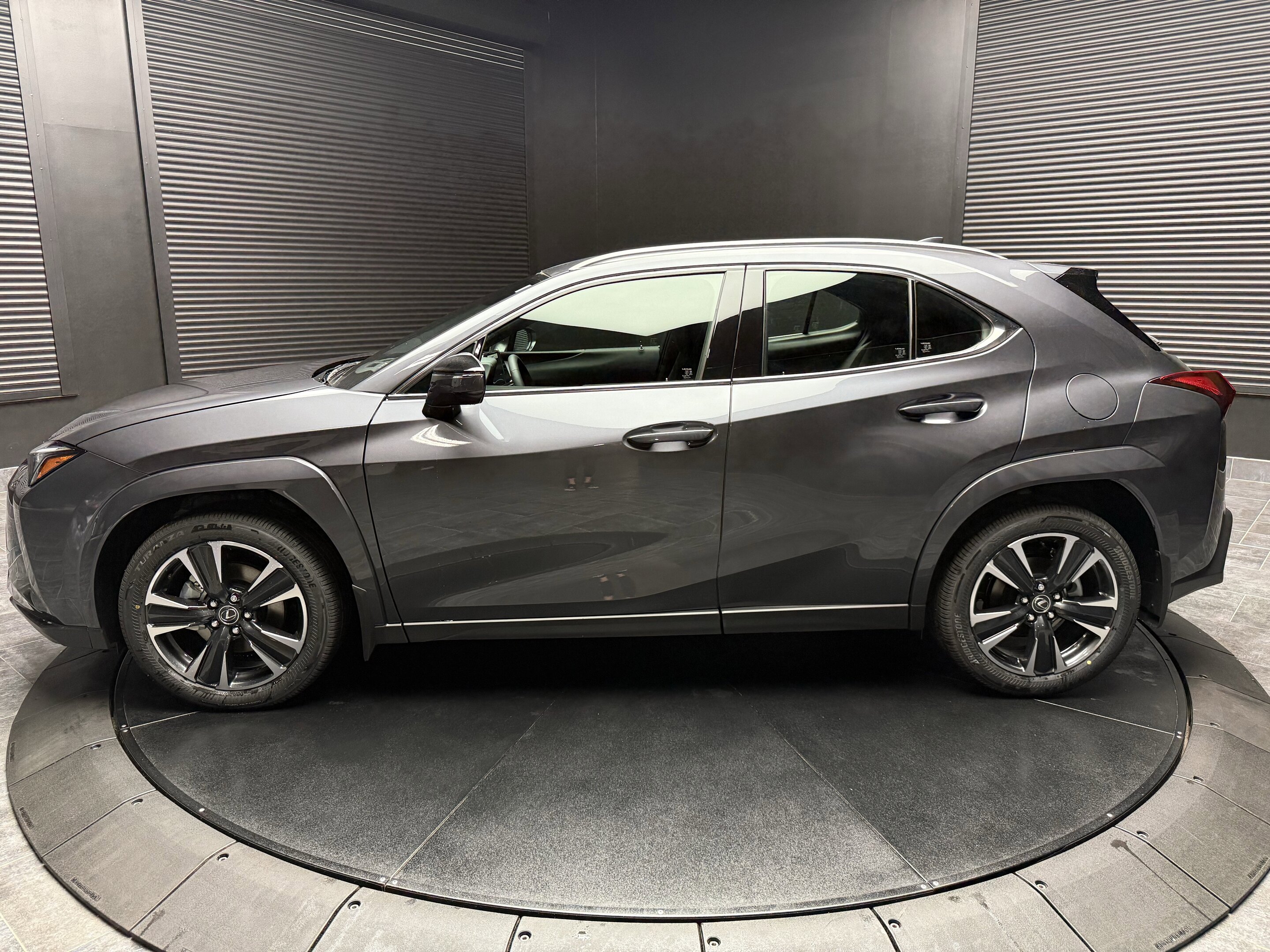 Lexus UX 2025