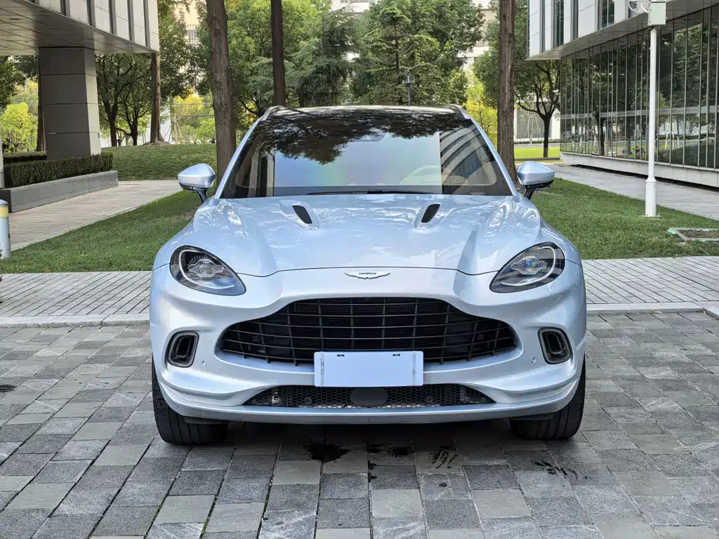 Aston Martin DBX 2022