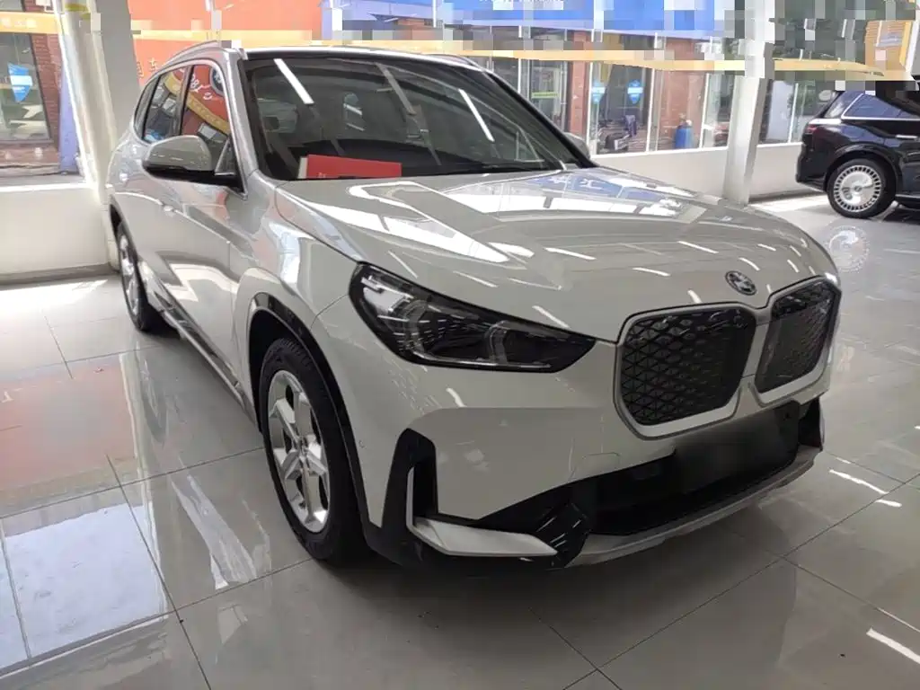 BMW iX1 2025