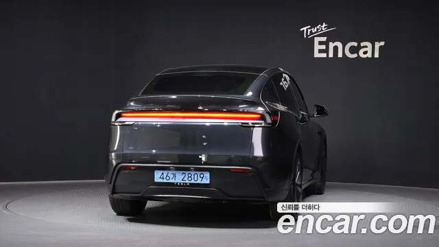 Tesla Model Y 2025