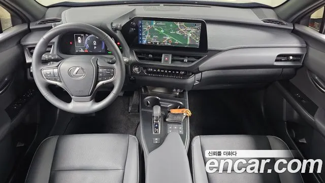 Lexus UX 2025