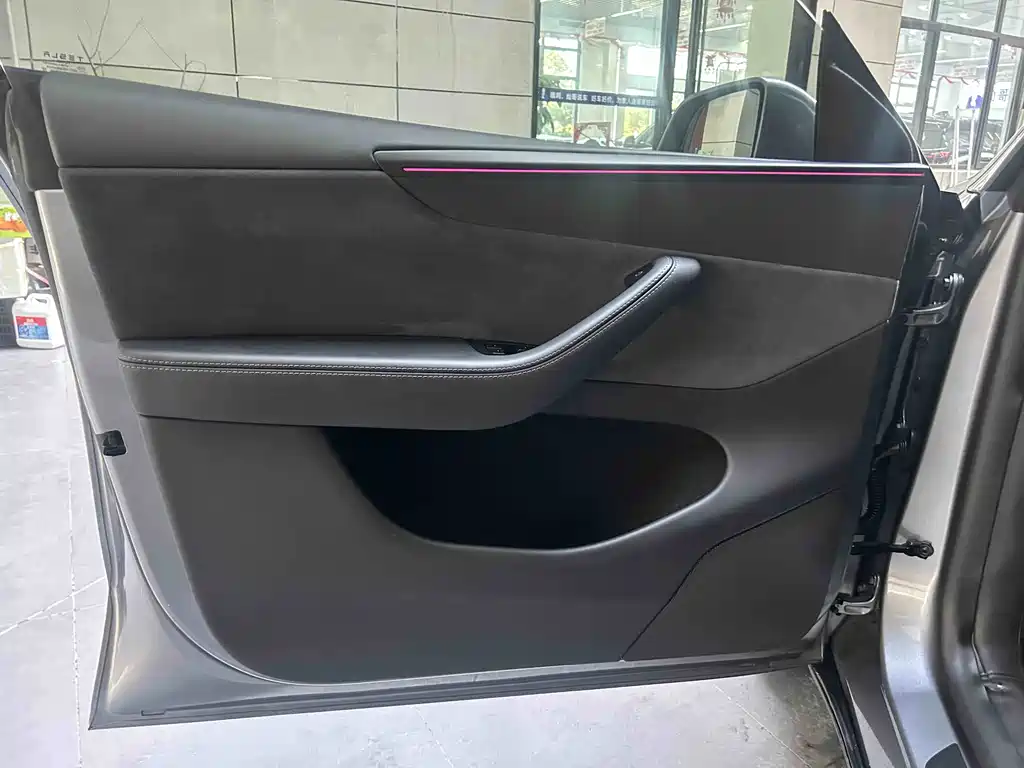 Tesla Model Y 2025