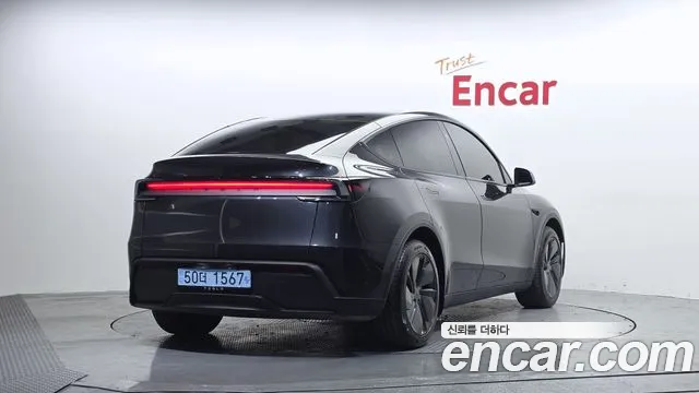 Tesla Model Y 2025