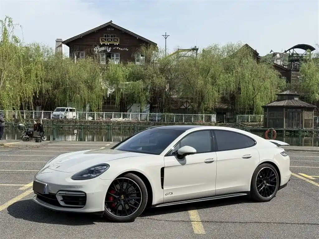 Porsche Panamera 2023