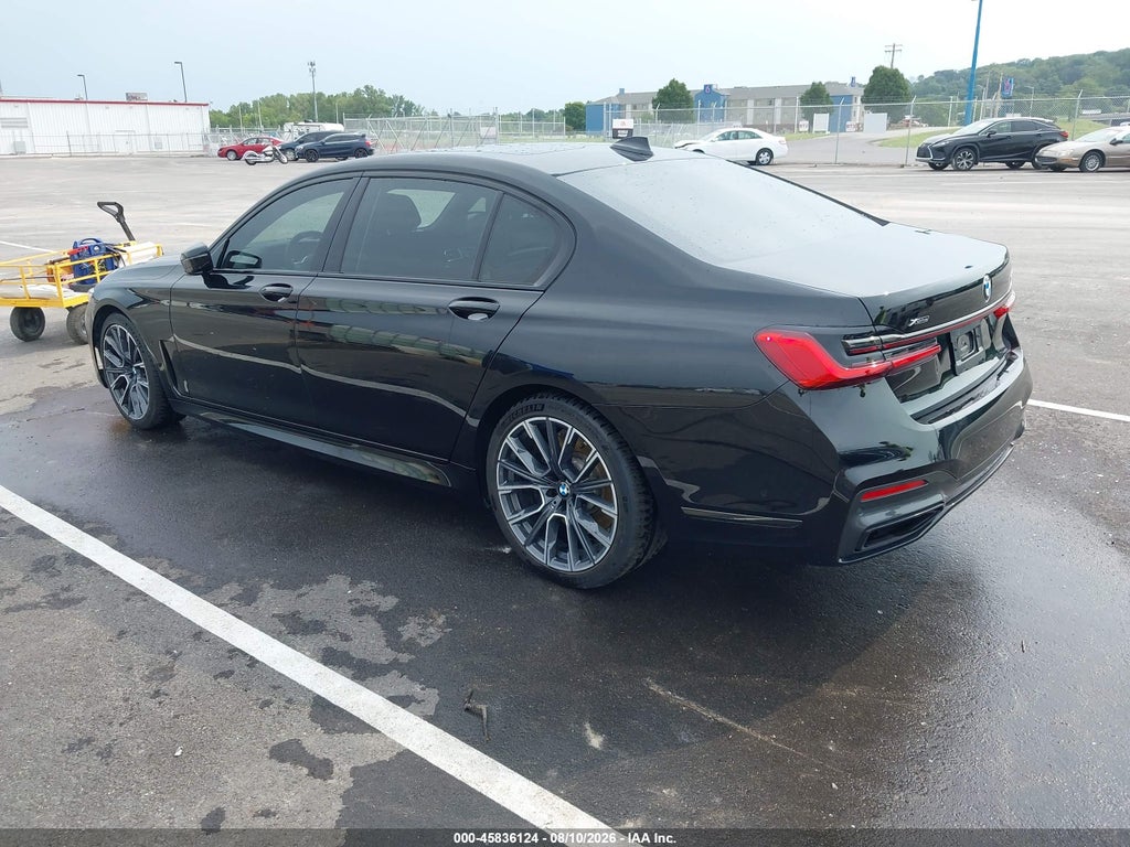 BMW 750 2022