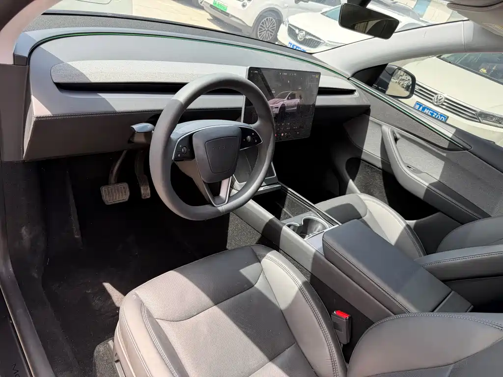 Tesla Model Y 2025