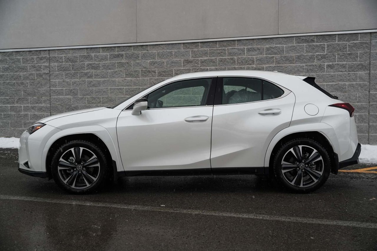 Lexus UX 2025
