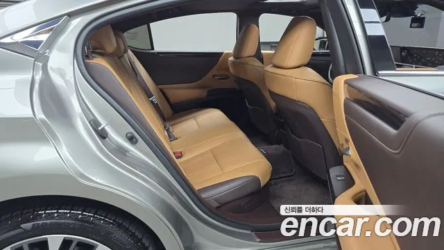 Lexus ES 2020