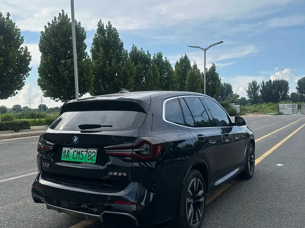 BMW iX3 2025