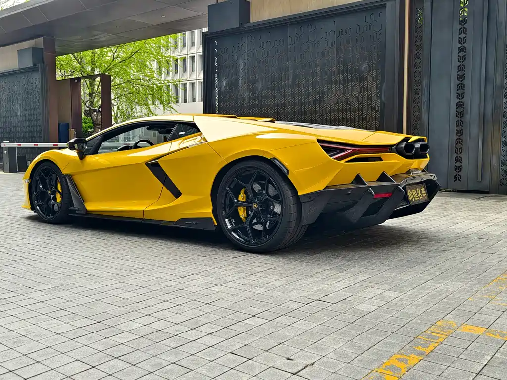 Lamborghini Revuelto 2025