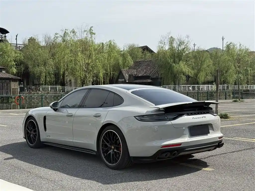 Porsche Panamera 2023