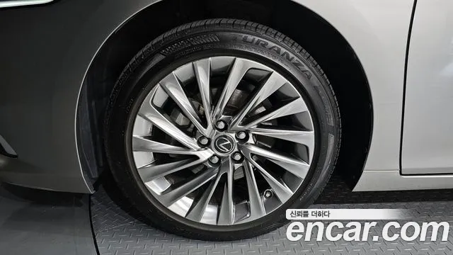 Lexus ES 2024