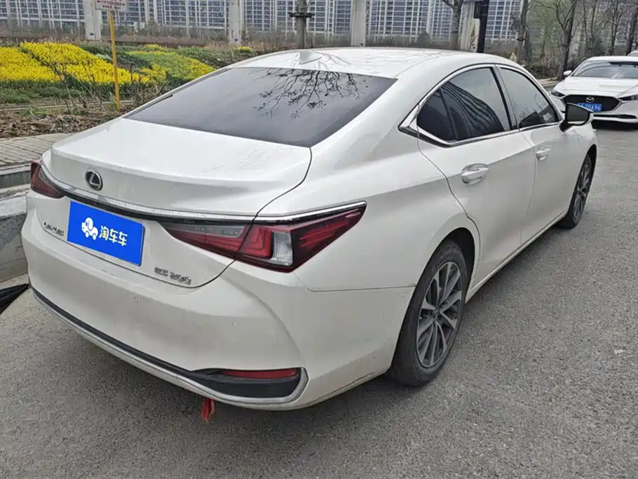 Lexus ES 2024