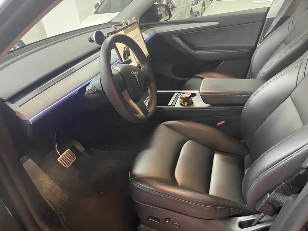 Tesla Model Y 2024