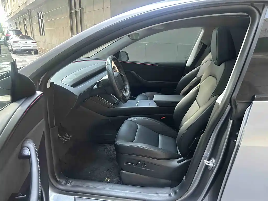 Tesla Model Y 2025