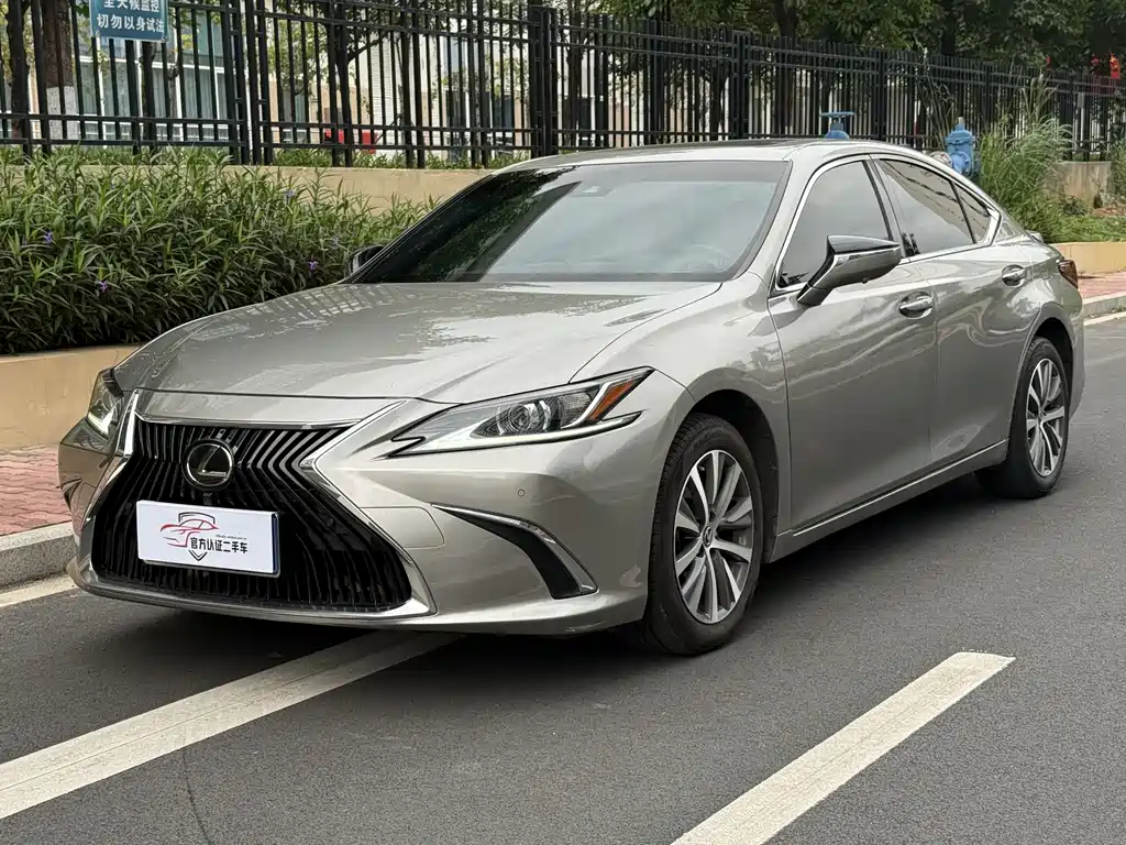 Lexus ES 2021